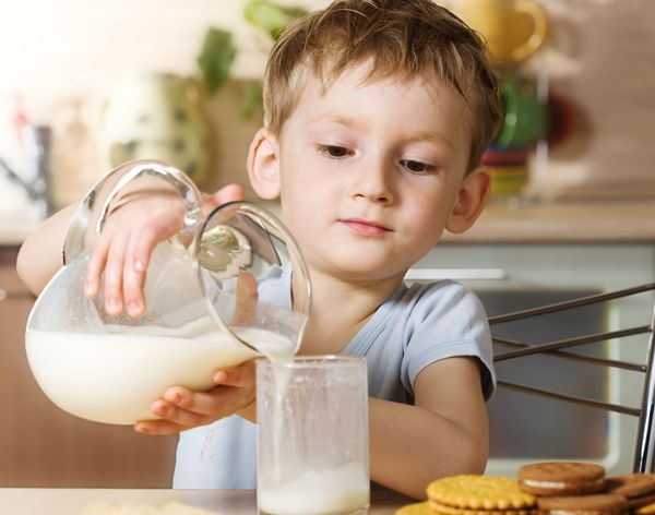 ребенок пьет козье молоко